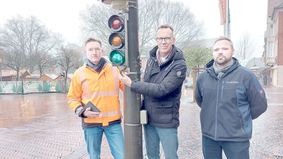 Die Signalgeber für Radfahrer sind in Emden offenbar ein beliebtes Diebesgut. Rolf Hinrichs (BEE-Verkehrstechnik), Hinrich Post (Leiter des Fachdienstes Straßenverkehr) und Güven Heinks (FD Straßenverkehr) klärten über das Problem auf. Fotos: Hanssen