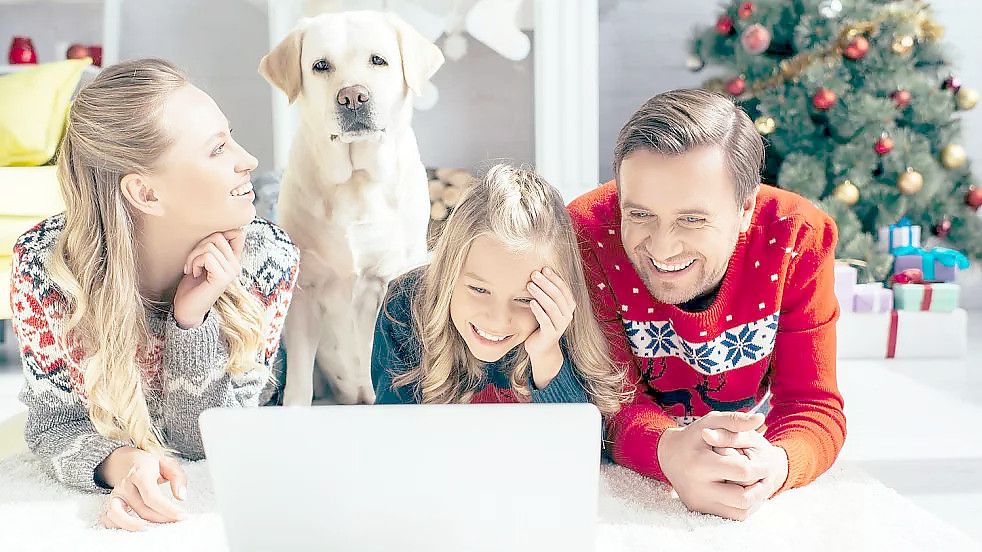 Am liebsten schaut man doch einen guten Weihnachtsfilm mit seinen Liebsten, oder? Foto: Colourbox