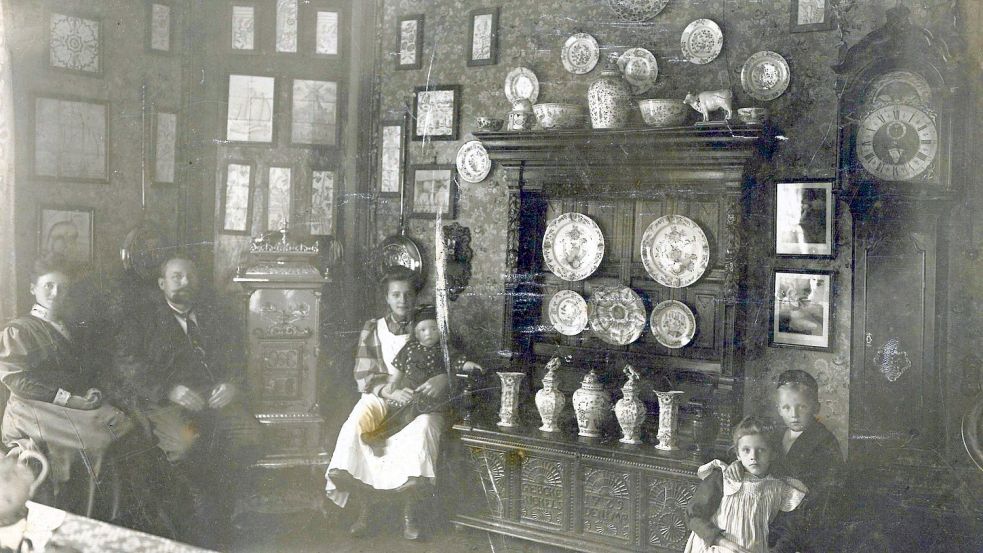 Die 1908 aufgenommene Fotografie zeigt Dr. Sunke Herlyn (1868-1947) in seiner Wohnstube zusammen mit seiner Gattin Ewalde Kruse, seiner Schwägerin und seinen drei Kindern. Foto: Familie Herlyn