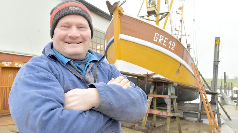 Junior-Chef Gerjet Bültjer vor der „Condor“, die unerwartet für Reparaturen auf die Werft gekommen ist. Foto: Ortgies