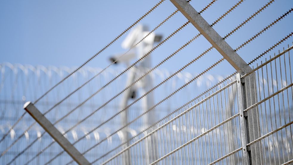 Zu Unrecht hinter Gittern: Im Kontext der Abschiebehaft passiert das laut der Abschiebehaftberatung Nord regelmäßig. Foto: dpa/Arne Dedert
