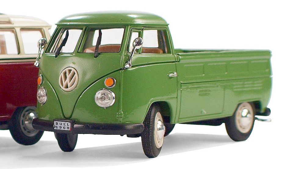 Mit einem VW-Bulli mit offener Ladefläche, dieses Symbolbild zeigt ein Modellauto, fährt der Auszubildende gegen die Brandschutztür. Foto: Pixabay