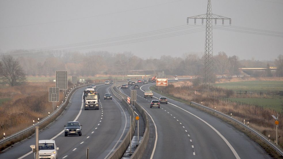 Blick entlang der Autobahn 31 von der Anschlussstelle Leer-West in Fahrtrichtung Oldenburg. Auf der rechten Seite fehlt die Leitplanke. Foto: Wolters