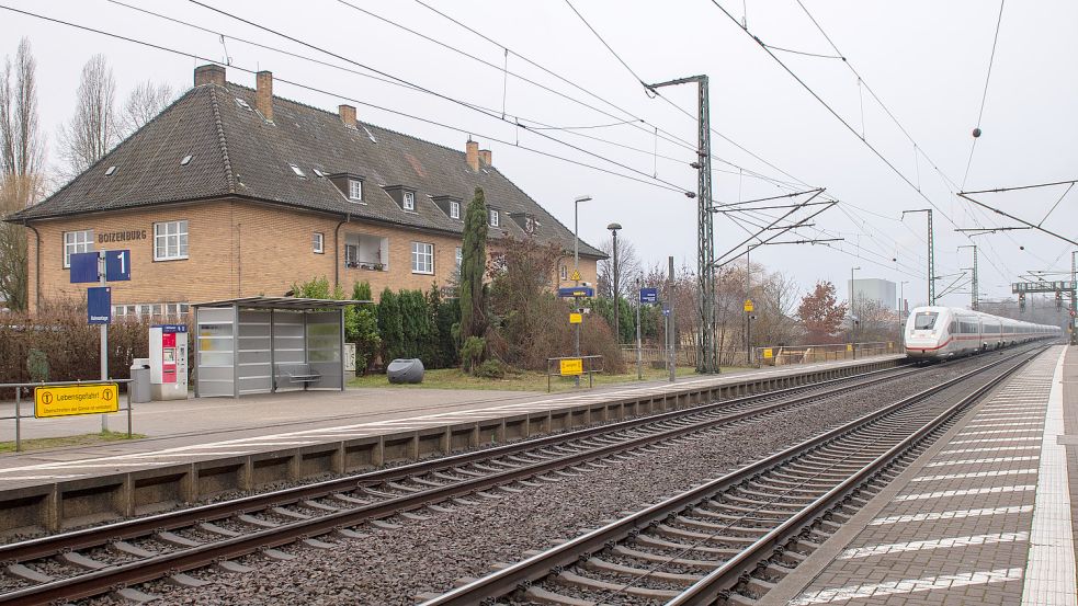 Das Auslösen der Brandmeldeanlage in einem ICE auf Höhe des Bahnhofs in Boizenburg sorgte am Morgen des 22. Dezember auf der Strecke Hamburg-Berlin für einen Feuerwehreinsatz und Stillstand. Foto: Tilo Röpcke