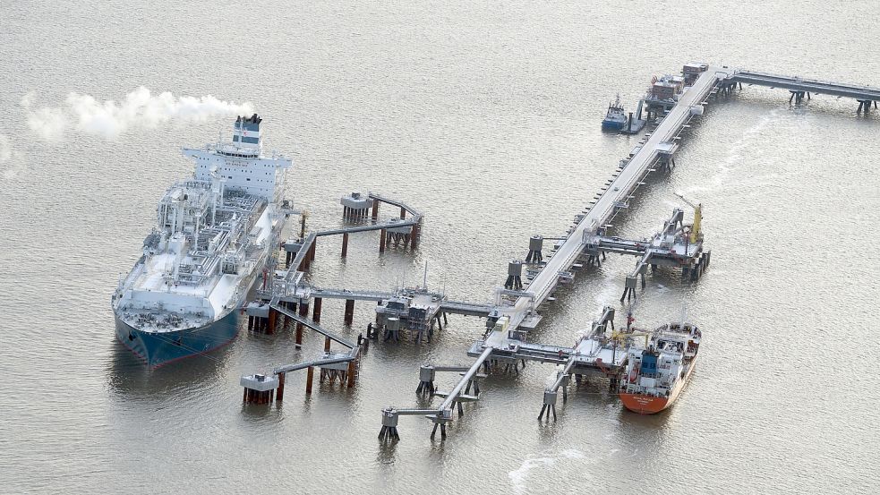 Die „Hoegh Esperanza“ am LNG-Anleger vor Wilhelmshaven. Foto: Nports
