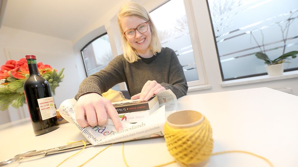 Wer umweltschonend Geschenke verpacken möchte, greift etwa zu Zeitungspapier. Fotos: Hock /Hanssen