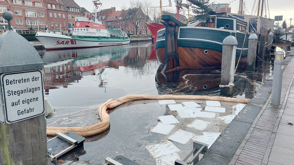 Das Öl im Ratsdelft wurde mit einer Ölsperre abgebunden. Die weißen Saugtücher sollen das Öl aufsaugen. Foto: Hanssen