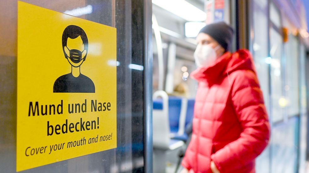 Noch gilt in Niedersachsen die Maskenpflicht in Bussen und Bahnen. Sie gehört abgeschafft. Foto: Tobias Hase/dpa