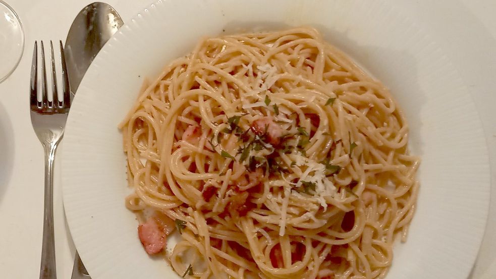 So lecker, dass zum Tischabwischen keine Zeit mehr war: Spaghetti Carbonara alla Frisia. Foto: Schönig
