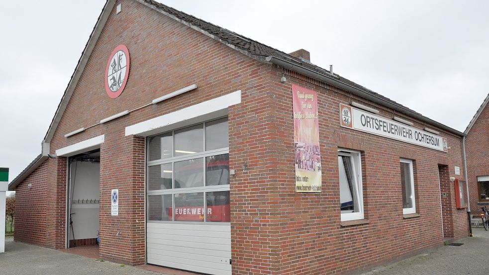 Das Feuerwehrhaus von Ochtersum ist deutlich in die Jahre gekommen. Dennoch ist nun erst einmal Geduld gefragt bei Ortsbrandmeisterin Anke Manott und ihren Leuten. Vorerst rückt der Neubau in weite Ferne. Foto: Ullrich