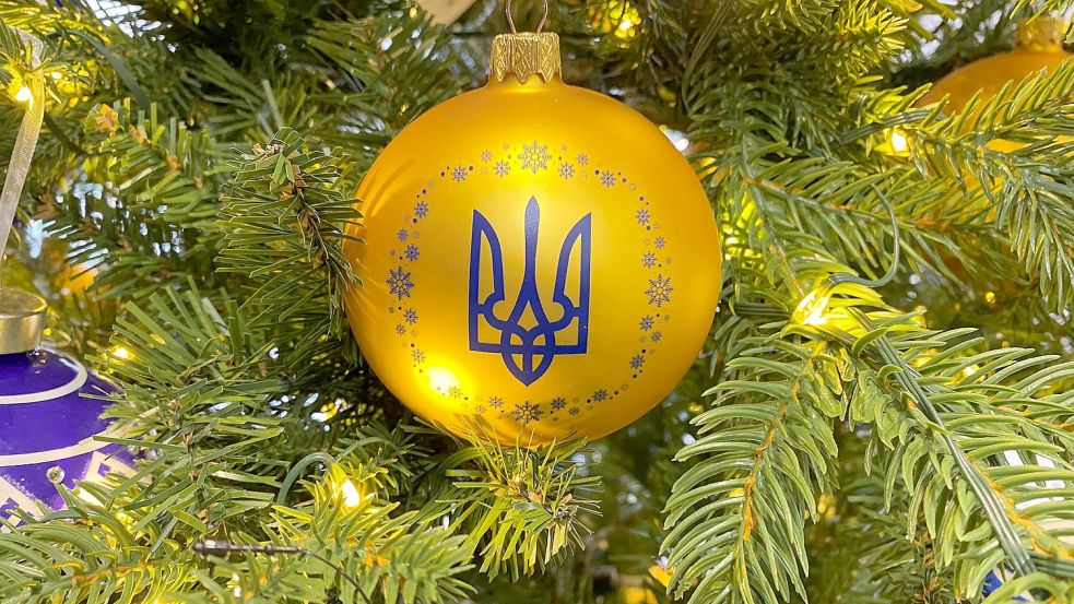 Gesehen in Kiew am 20. Dezember dieses Jahres: An einem geschmückten Baum in einem Geschäft hängt eine Kugel in den ukrainischen Nationalfarben Blau und Gelb mit dem Dreizack als Wappen. Foto: Mauder/dpa