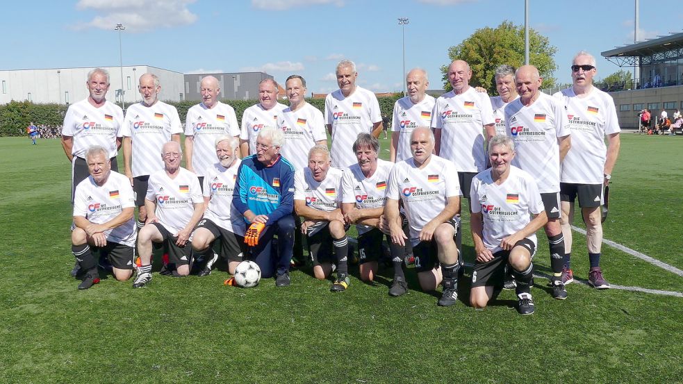 Diese älteren, aber sehr begabten Fußballer vertraten Deutschland bei der Ü70-WM in Dänemark. Die Mannschaft mit zahlreichen Ostfriesen aus fünf Vereinen trumpfte groß auf und gewann am Ende die Bronzemedaille. Foto: Privat