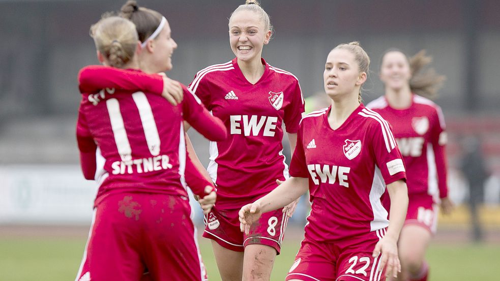 Aus dem Jubeln gar nicht mehr heraus kamen die B-Juniorinnen der SpVg Aurich. Sie überwintern nach zahlreichen Siegen auf Platz eins der Fußball-Bundesliga (Staffel Nord/Nordost). Foto: Doden/Emden