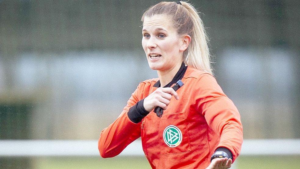 Anke Hölscher leitet Spiele in der Herren-Oberliga.