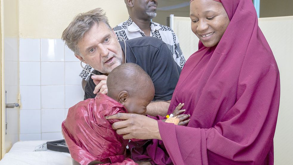 Immer ganz nah an den kleinen Noma-Patienten: Dr. Ales Stanek beim Einsatz in Niger. Foto: Hilfsaktion Noma/Rafi