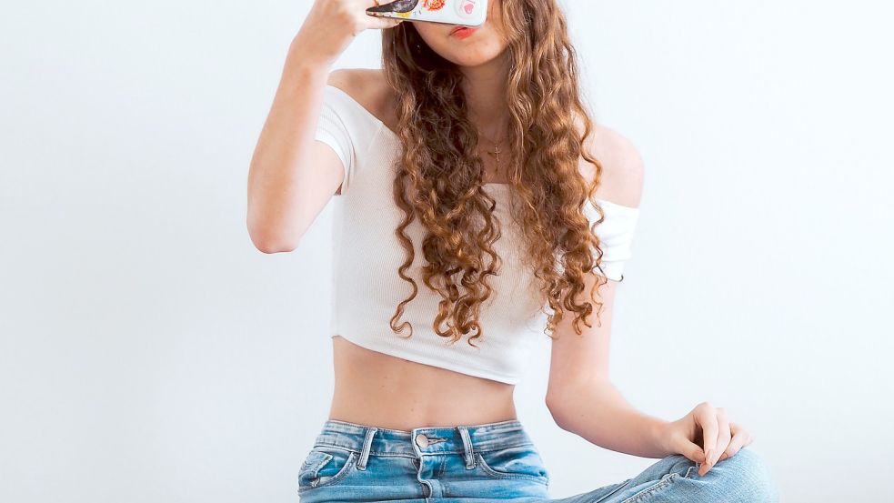 Wer auf Social Media erfolgreich sein will, sollte wissen, wie ein gutes Selfie aussieht. Foto: Laura Chouette / Unsplash