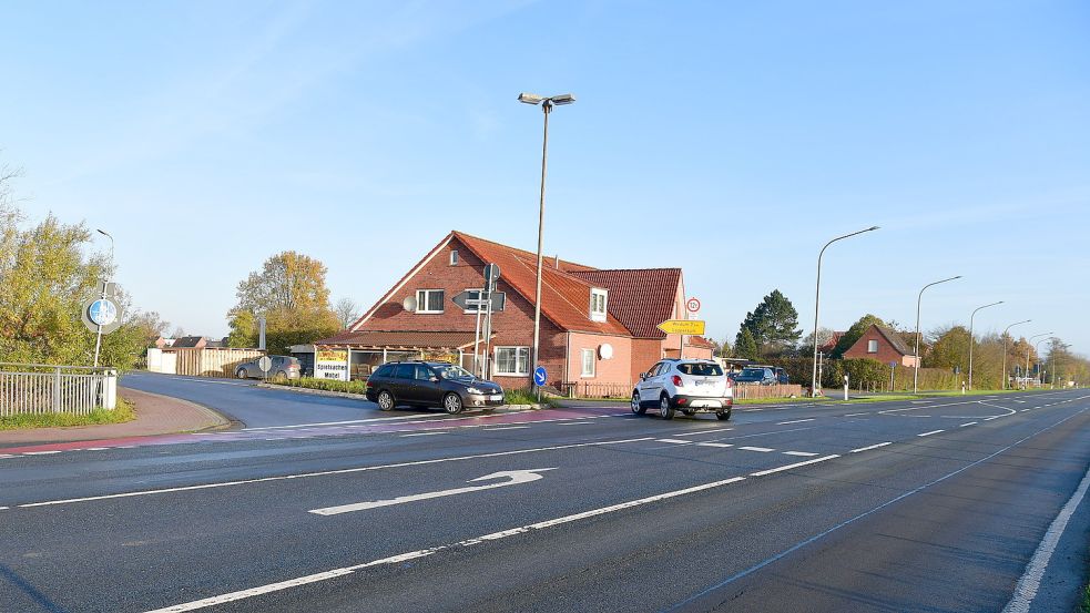 Weil es im Durchschnitt zu wenig Verkehr an der Kreuzung Loppersumer Straße/B210 gibt, gibt es dort auch keine Ampel. Daran ändern auch die Stoßzeiten nichts. In Zukunft könnte sich die Lage aber ändern. Archivfoto: Wagenaar