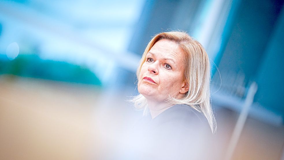 Innenministerin Nancy Faeser (SPD) räumt bei der Verkündung des Demokratiefördergesetzes der Bekämpfung von Extremismus eine zentrale politische Bedeutung ein. Foto: Kay Nietfeld/dpa