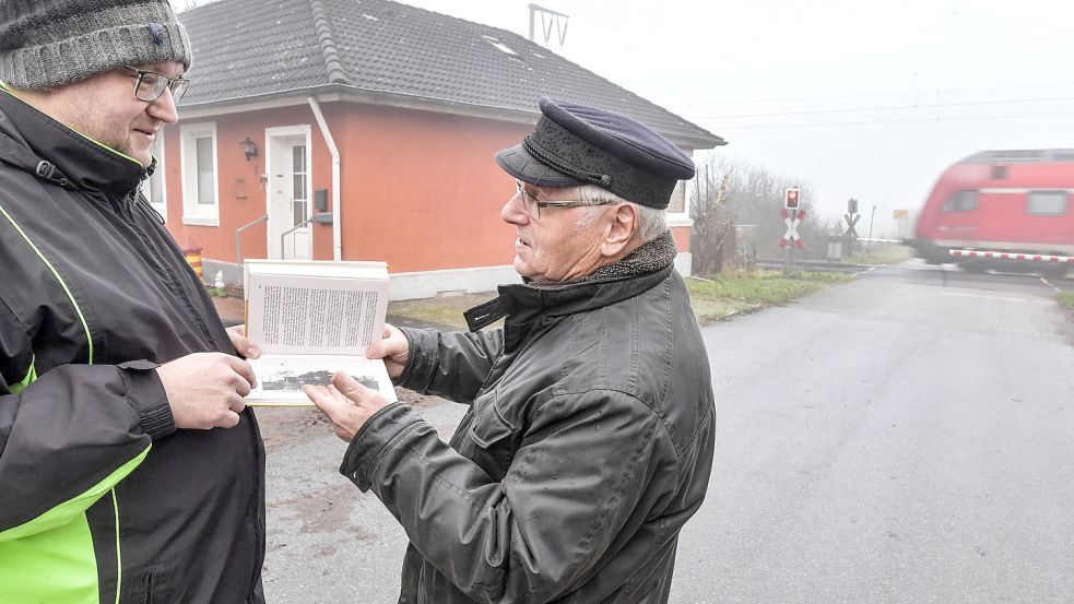 Albert Meyer (links) und Ludwig Fischer unterhalten sich über ein altes Foto vom ehemaligen Bahnhof in Widdelswehr. Heute steht dort nur noch das Stellwerk-Häuschen, das zu einem Wohnhaus umfunktioniert wurde, – und die Züge fahren noch. Fotos: Ortgies