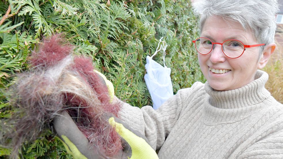 Damit soll man Wild vertreiben können? Redakteurin Karin Lüppen hat auf den Rat von Jäger Gernold Lengert hin eine Ladung Haare beschafft. Foto: Ortgies