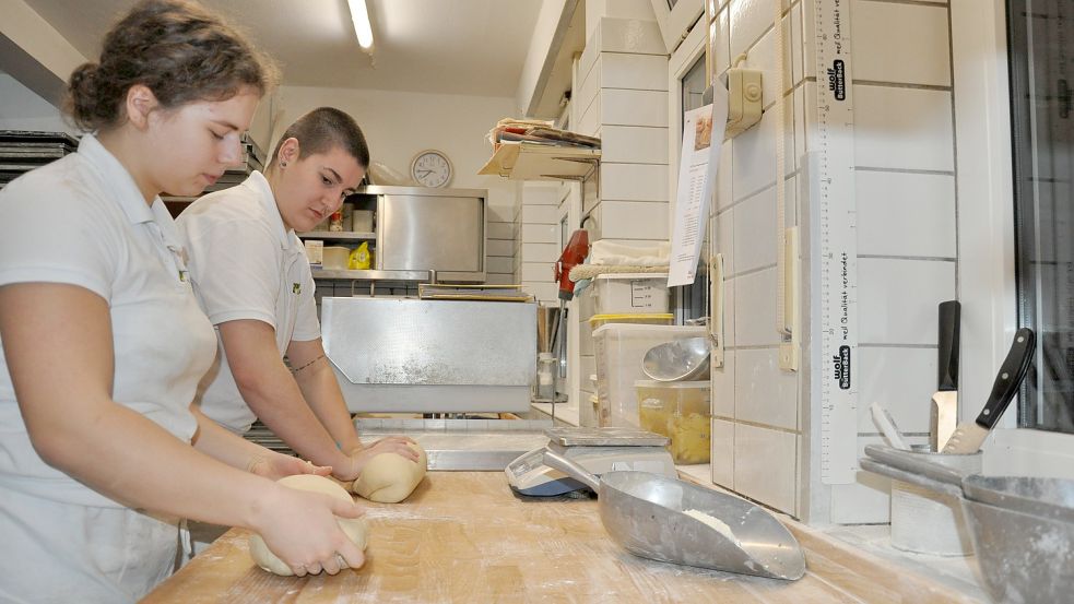 Mit geschickten Handgriffen formen Bianca Edzards (links) und Ann-Kathrin Werb aus Teig Brote. Foto: Ullrich