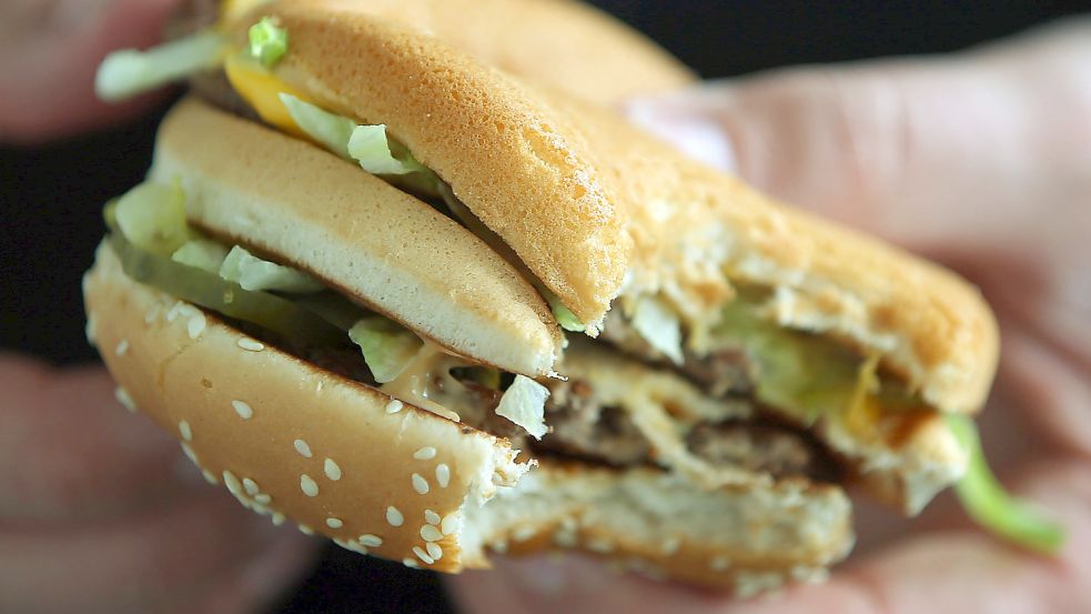 Schnell ein Burger auf die Hand: Der Big Mac steht wie kaum ein anderes Essen für Fast Food. Foto: dpa/Oliver Berg