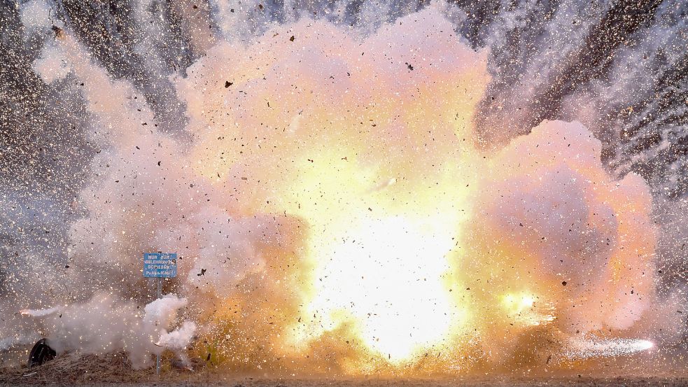 Pyrotechnik aus dem Ausland, die in Deutschland nicht zugelassen ist, kann enorme Sprengkraft besitzen. Hier ein Bild einer kontrollierten Sprengung von beschlagnahmten Böllern. Foto: Patrick Pleul / dpa