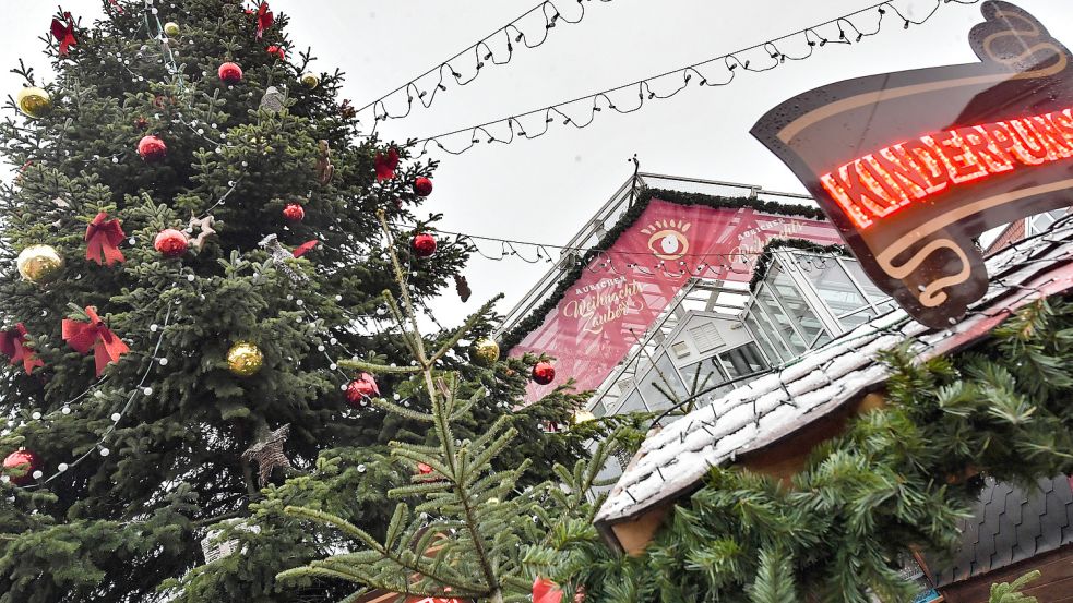 Momentan ist die Auricher Markthalle von Tannenbäumen und Weihnachtsmarktbuden umringt. Foto: Ortgies