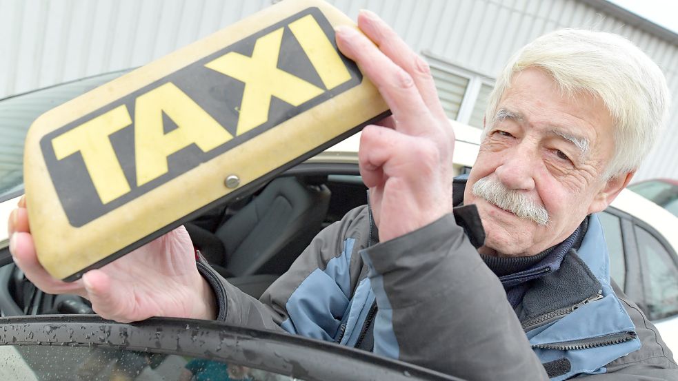 Ein letztes Mal mit Taxischild: Wolfgang Merks geht nach 45 Jahre in den Ruhestand. Foto: Ortgies