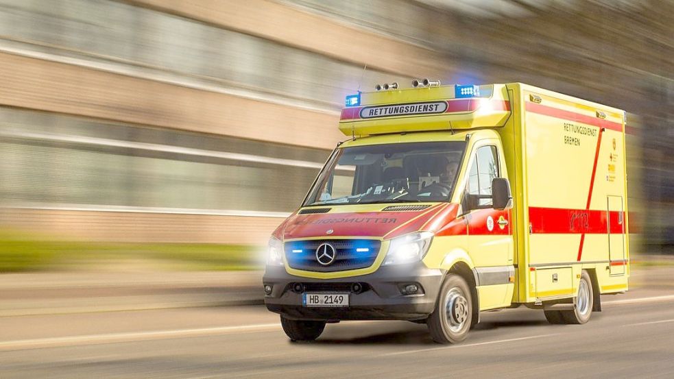 Ein 16-Jähriger ist am späten Montag mit seinem Motorrad gestürzt und anschließend von einer Straßenbahn erfasst worden. Foto: Feuerwehr Bremen