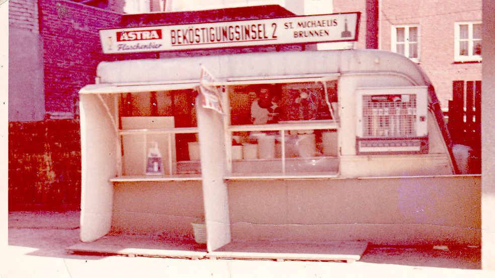 Der Imbisswagen „Beköstigungsinsel 2“ hatte seinen festen Standplatz in einer Baulücke am Neuen Markt. Betreiberin Nantke Meyer stand meistens allein darin. Foto: Privat