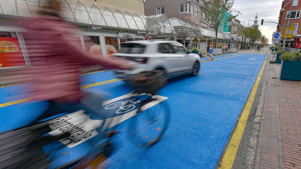 Seit Mittwoch sieht Emden blau. Die Neutorstraße ist großflächig neu gestrichen. Foto: Ortgies