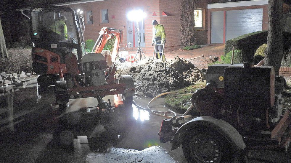 Mit einem kleinen Bagger waren Mitarbeiter der Stadtwerke am Abend des 2. Weihnachtsfeiertages in Constantia im Einsatz. Foto: F. Doden