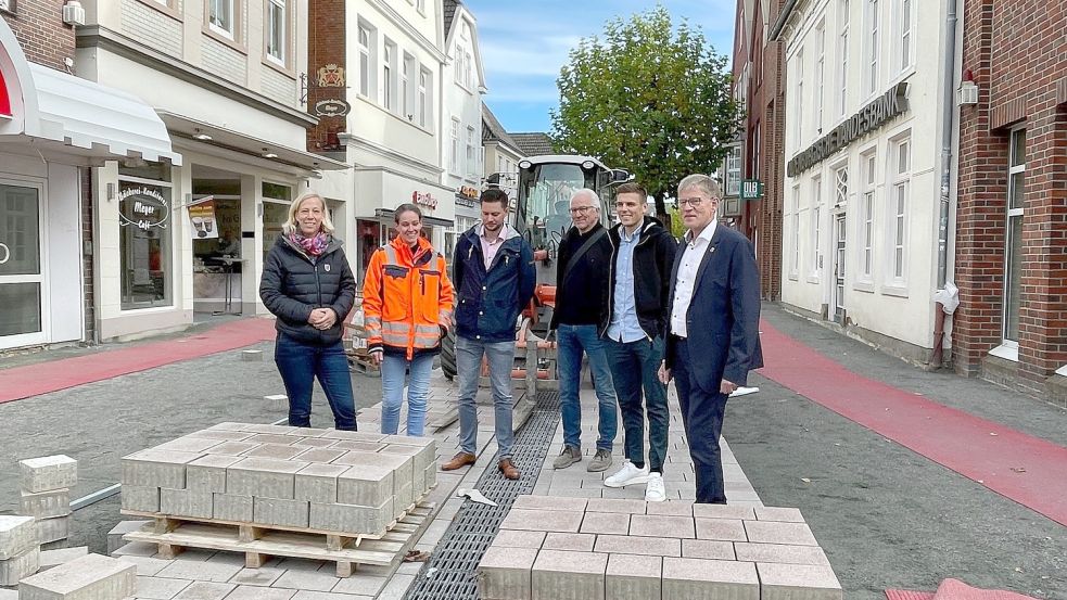 Sind mit dem neuen Pflaster zufrieden: (von links) Stadtbaurätin Alexandra Busch-Maaß, Tanja Ahrens und Bernd Ewerth vom Tiefbau, Hans-Jürgen Heyen und Bastian Dassel von der Firma Strabag und Bürgermeister Horst Feddermann.