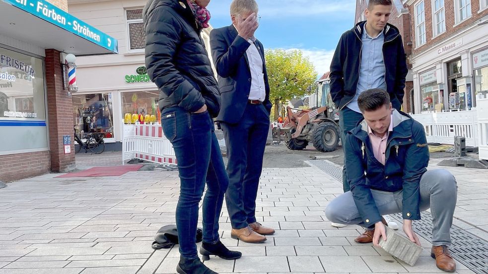 Bernd Ewerth veranschaulicht, wie die Steine verlegt worden sind.