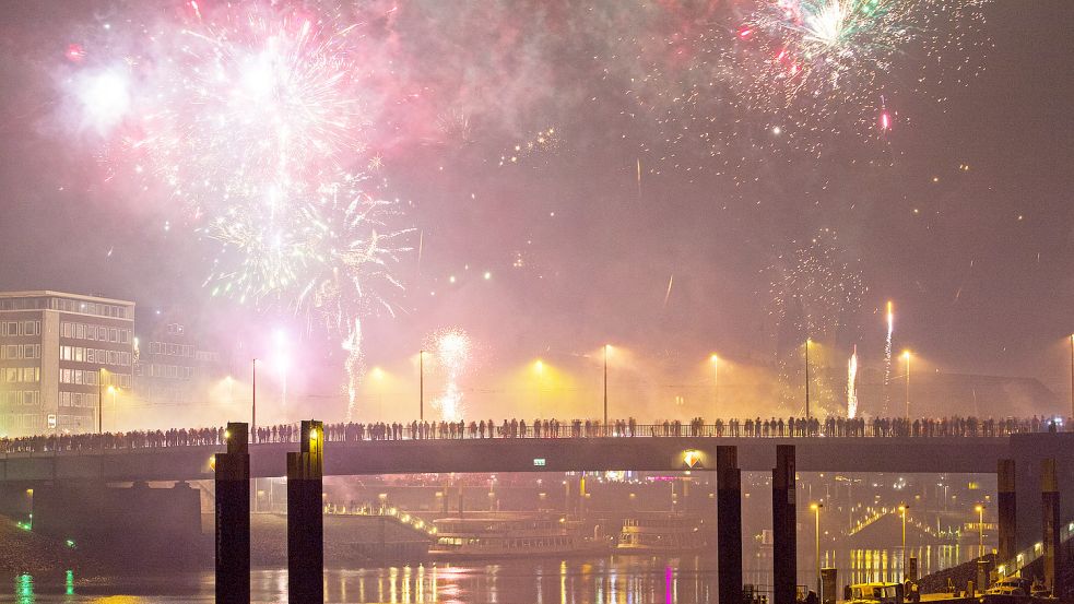 Zu Silvester sind in Bremen viele Menschen auf der Straße. Doch nicht überall darf Feuerwerk gezündet werden. Foto: Ingo Wagner / dpa