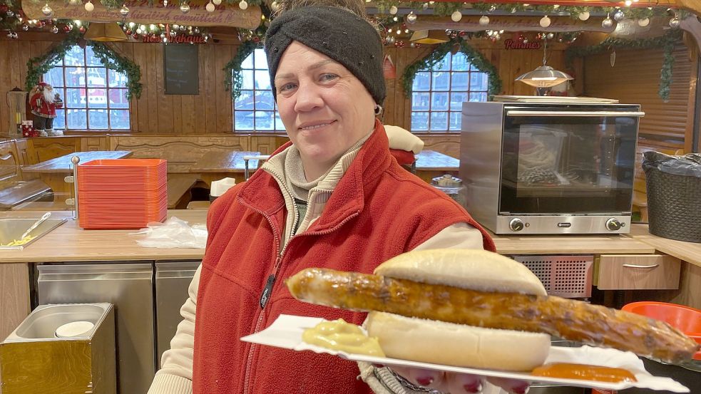 Bei den Grillständen der Familie Alberts auf dem Emder Weihnachtsmarkt gibt es Senf, Ketchup und Mayonnaise gratis zur Wurst oder Pommes dazu. Foto: Löschen