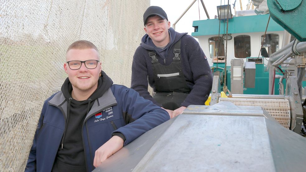 Eike Groenewold (19, links) und Marvin Oltmanns (20) auf dem Kutter GRE 19 am Greetsieler Hafen. Foto: Böning