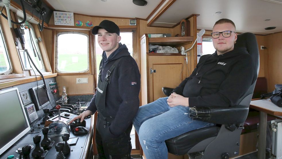 Marvin Oltmanns (links) steht kurz vor der Prüfung zum Fischwirt. Eike Groenewold hat die schon hinter sich. Foto: Böning