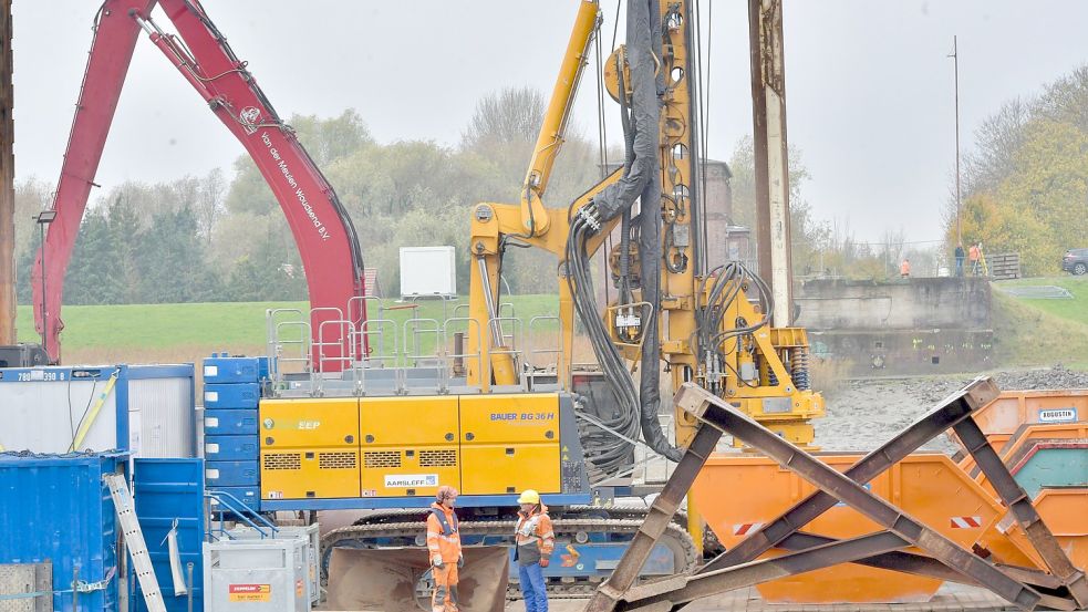 Aktuell liegt ein Ponton in der Ems. Von der Plattform aus laufen die Vorbereitung für den Bau einer Baugrube. Darin wird der spezielle Sockel für die Dreh- und Hubbrücke gebaut. Foto: Ortgies