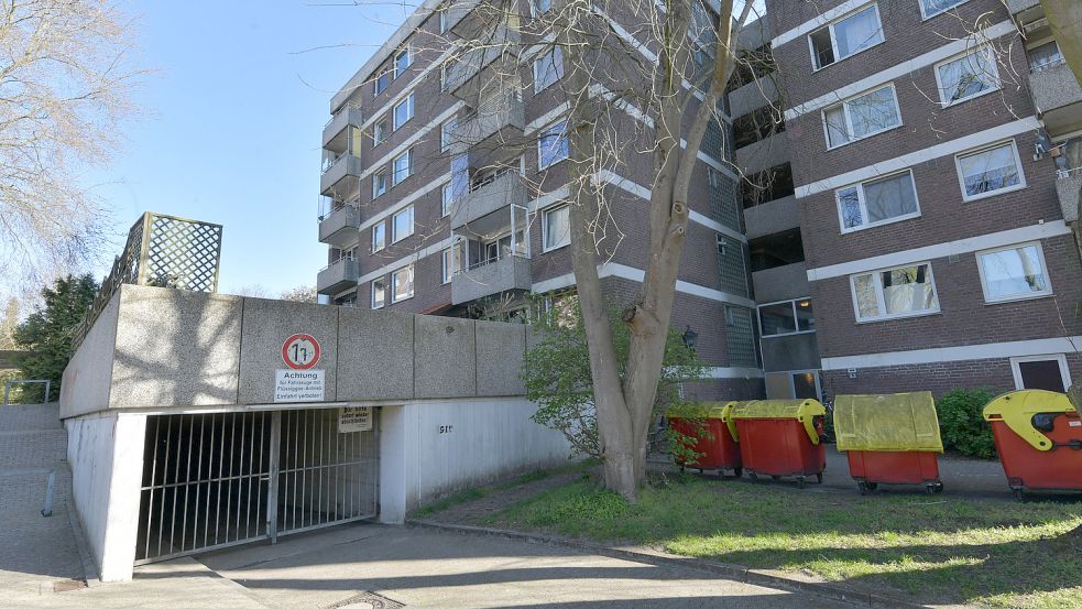 Die Einfahrt zum Bunker, der gleichzeitig eine Tiefgarage ist, liegt am Jan-ten-Doornkaat-Koolmann-Platz. Es gibt zudem in der Nähe eine Ausfahrt sowie zwei Eingänge für Fußgänger. Foto: Ortgies