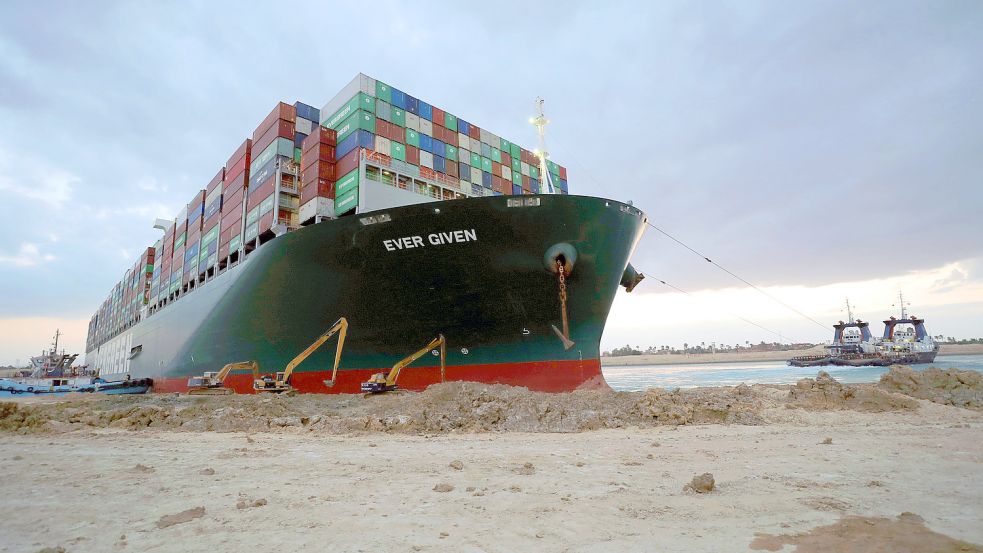Ende März 2021: Das Containerschiff „Ever Given“ ist im Suezkanal festgesetzt und blockiert die wichtige Schifffahrtsstraße zwischen Asien und Europa. Dank der QSMN-Methode könnte während der Fahrt für Schiffe eine neue Route berechnet werden, damit sie solche Engstellen umfahren können. Foto: -/Suez Canal Authority/DPA