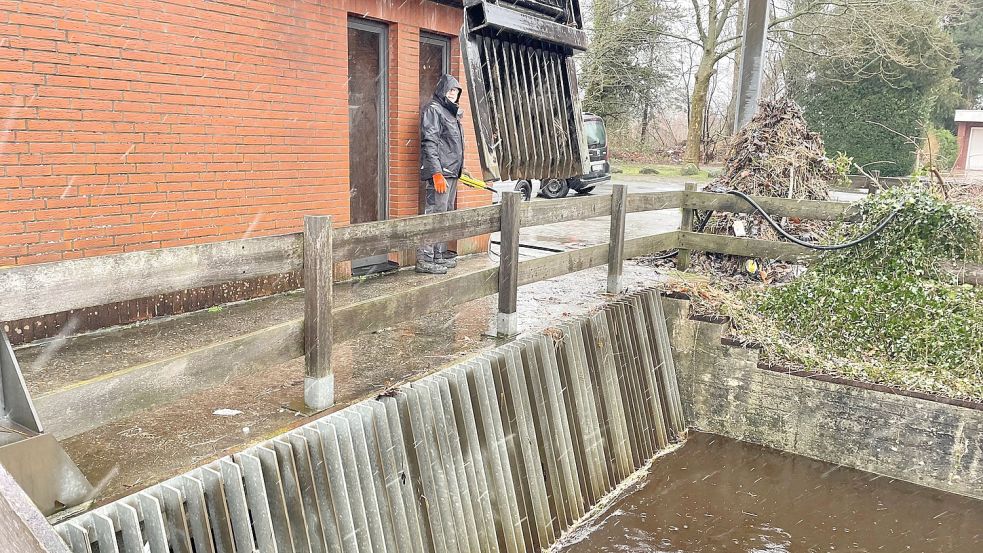 Schöpfwerkswärter Laurenz Damm hielt die Anlage ei der Paddel- und Pedalstation im Auge und holte unter anderem mit dem Greifer Laub und Äste aus dem Wasser, die von der Pumpe des Schöpfwerks mit angezogen wurde. Foto: Janßen