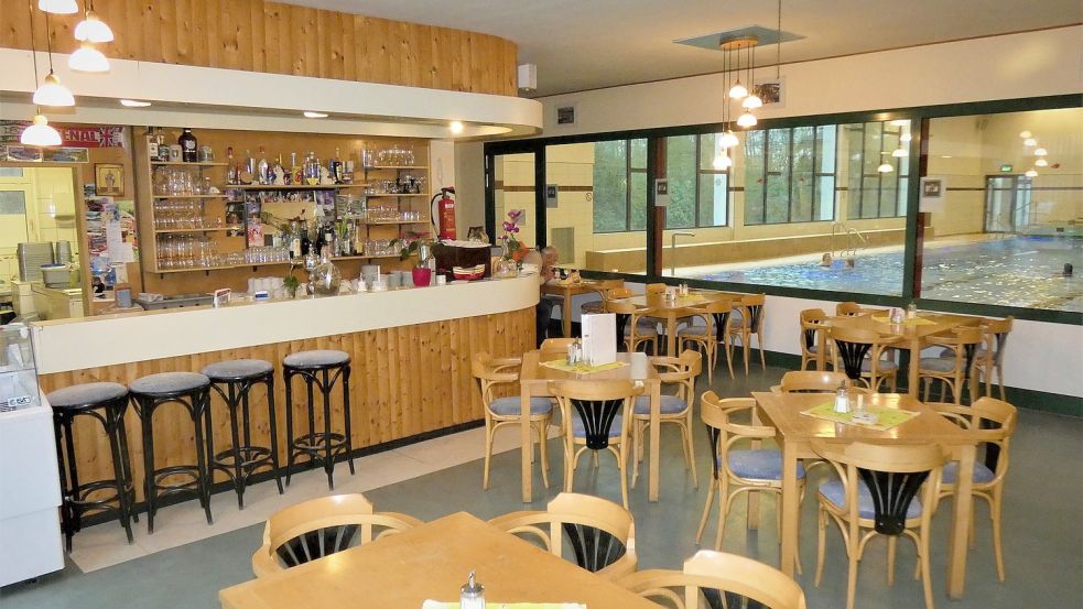 Den Eingangsbereich mit dem klassischen Hallenbad-Café will die Stadt umbauen und zusätzliche Mitarbeiterräume, aber auch Automatengastronomie errichten lassen. Foto: Archiv
