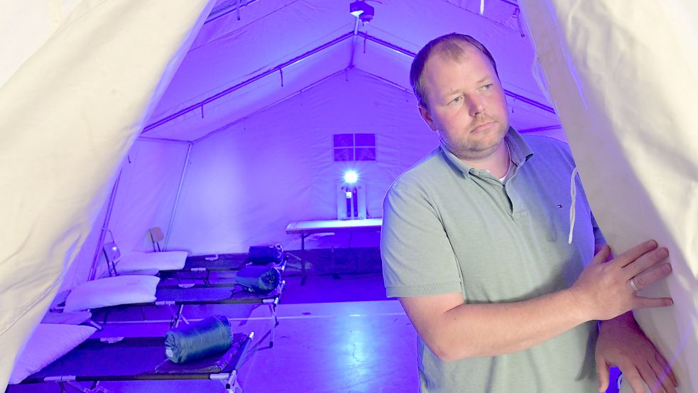 Stephan Oelrichs leitet die Unterkunft für Geflüchtete aus der Ukraine in der Emder Nordseehalle. Foto: Ortgies