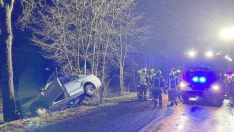 Der Fahrer des Wagens hatte den Unfallort bereits verlassen, als die Einsatzkräfte eintrafen. Fotos: Wolters