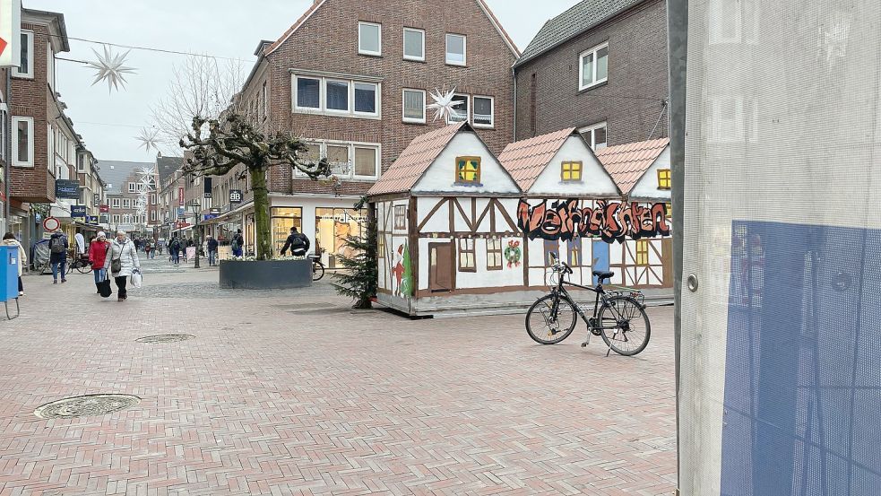 Der Heißgetränkestand Klein Burhafe steht schon auf dem neuen Pflaster. Davor befindet sich das neue Baumrondell. Eine Sache aber fehlt an der Platane noch. Fotos: Löschen