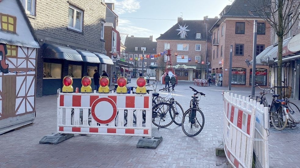 Der rote Klinkerpflaster geht nun vom Markt in Richtung Einkaufsstraße.