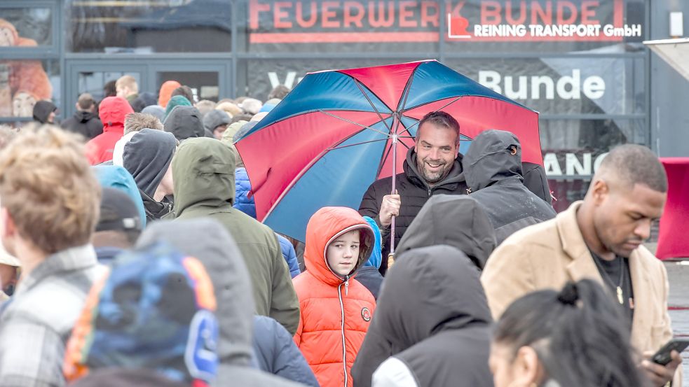 Regen konnte die Stimmung ebenso wenig trüben wie die Länge der Warteschlangen. Foto: Ortgies