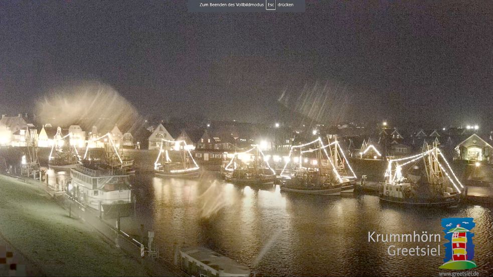 Am Greetsieler Hafen ging im September vergangenen Jahres eine neue Webcam in Betrieb. „Die neue Kamera liefert Bilder in Ultra HD, schwenkt automatisch von links nach rechts und ist sogar mit einem Wischer für Schlechtwetter ausgestattet“, teilte Heinrich Heinenberg damals mit. Dieser Screenshot wurde am Mittwoch um kurz vor 18 Uhr aufgenommen. Screenshot: Hillebrand